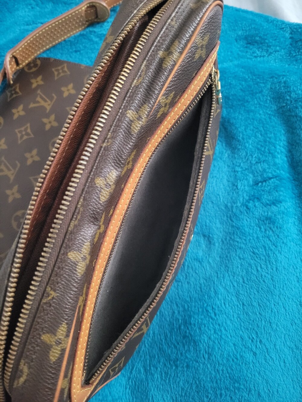 Authentic Vintage Louis Vuitton Saint Germain 24 monogram - Picture 6 of 14